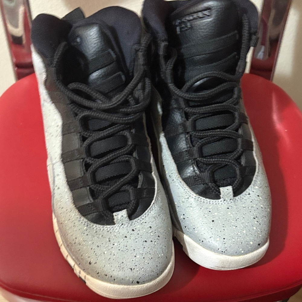 Air Jordan 10 smoke grey black one is missing in soles size 6 y
